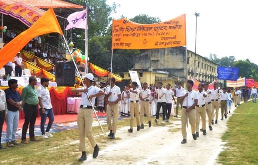 माध्यमिक शिक्षा विभाग की जनपदीय खेलकूद रैली में दौड़ में प्रतिभाग करते छात्र। संवाद