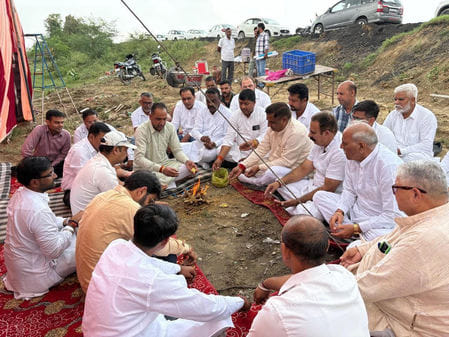 पिहोवा। आधुनिक स्पोर्ट्स स्टेडियम का भूमि पूजन करते भाजपा के वरिष्ठ नेता जय भगवान शर्मा डीडी व 