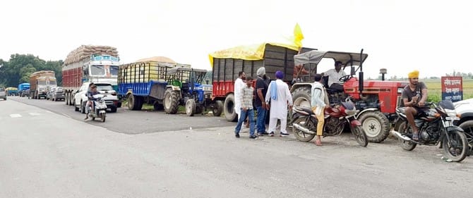 पूरनपुर-खुटार बॉर्डर पर धरना दे रहे किसानों को समझाते पूरनपुर के अधिकारी। संवाद पूरनपुर-खुटार बॉर्डर पर धरना दे रहे किसानों को समझाते पूरनपुर के अधिकारी। संवाद