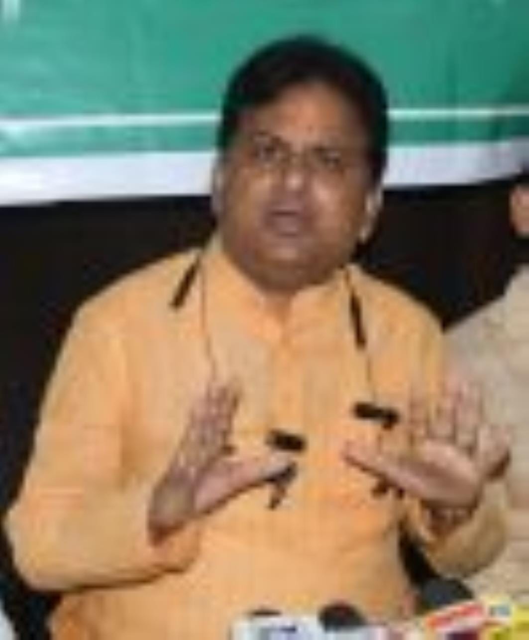 प्रेसवार्ता करते राजेश यादव।