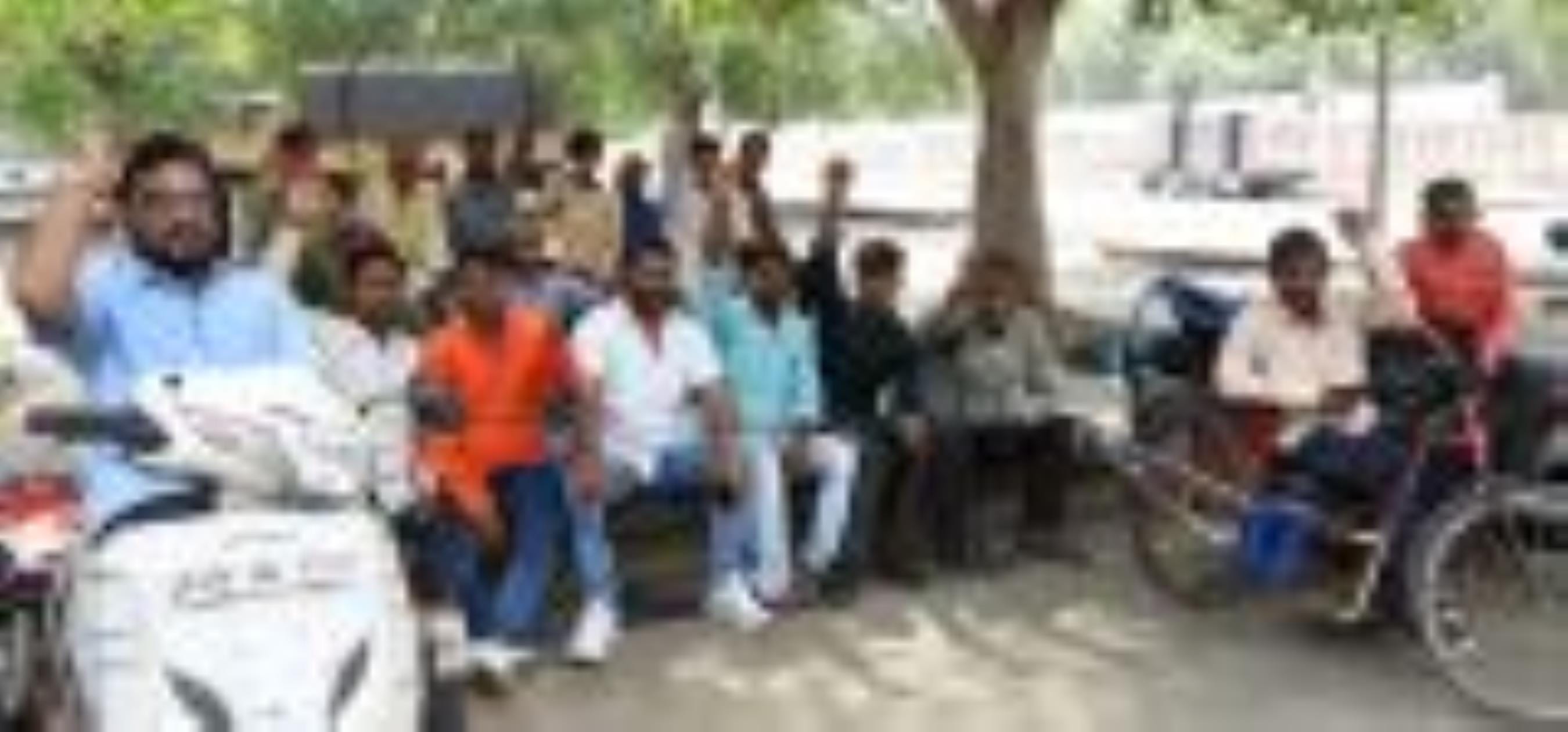 प्रदर्शन करते दिव्यांग।