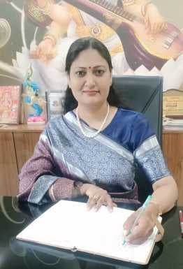 प्रधानाचार्या उषा सैनी।