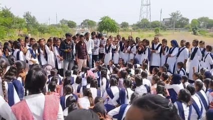 पीटीआई शिक्षक जोकचंद को साथ लेकर जाती पुलिस