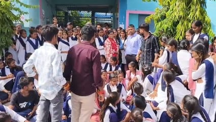 पीटीआई शिक्षक जोकचंद को साथ लेकर जाती पुलिस