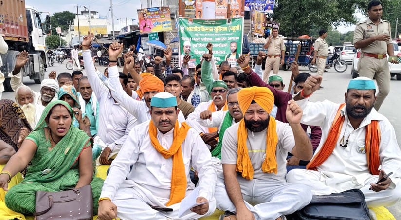 पुवायां में राजीव चौक पर भाकियू पदाधिकारियों से वार्ता करतीं एसडीएम चित्रा निर्वाल। संवाद पुवायां में राजीव चौक पर भाकियू पदाधिकारियों से वार्ता करतीं एसडीएम चित्रा निर्वाल। संवाद