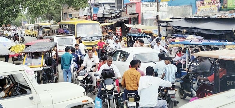 पुवायां में राजीव चौक पर भाकियू पदाधिकारियों से वार्ता करतीं एसडीएम चित्रा निर्वाल। संवाद पुवायां में राजीव चौक पर भाकियू पदाधिकारियों से वार्ता करतीं एसडीएम चित्रा निर्वाल। संवाद