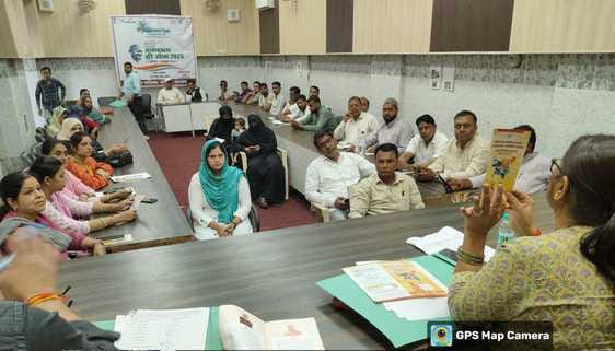संगोष्ठी में विचार रखते अधिशासी अधिकारी मनोज कुमार शर्मा । (परीक्षितगढ) संगोष्ठी में विचार रखते अधिशासी अधिकारी मनोज कुमार शर्मा । (परीक्षितगढ)