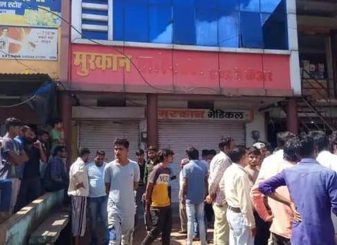 सीहोर के बरखेड़ी गांव में गलत इंजेक्शन से 2 वर्षीय बच्ची की मौत के बाद मुस्कान अस्पताल सील कर द सीहोर के बरखेड़ी गांव में गलत इंजेक्शन से 2 वर्षीय बच्ची की मौत के बाद मुस्कान अस्पताल सील कर द