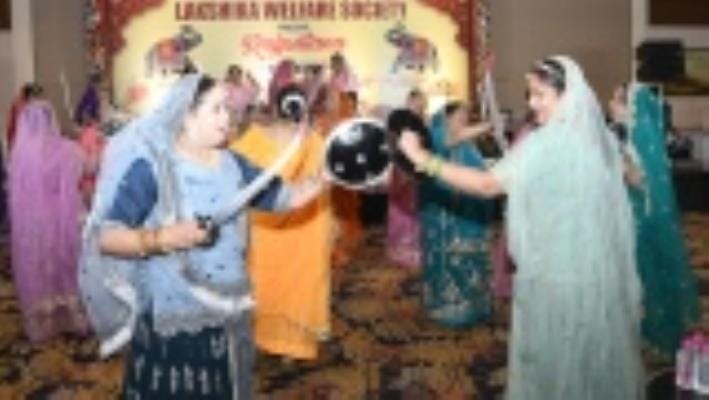 शहर में आयोजित कार्यक्रम में महिलाओं ने डांडिया का आनंद लिया। शहर में आयोजित कार्यक्रम में महिलाओं ने डांडिया का आनंद लिया।