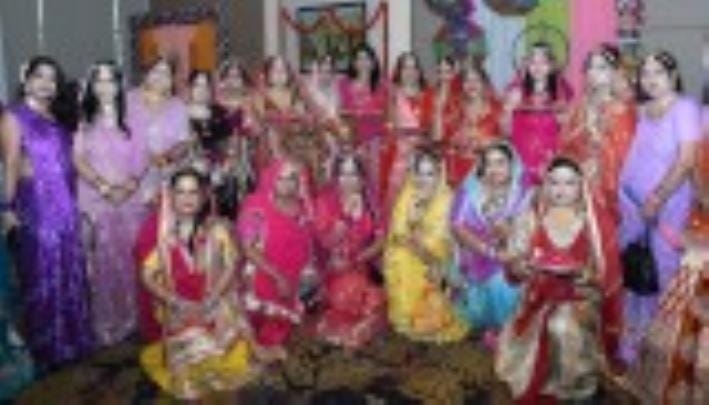 शहर में आयोजित कार्यक्रम में महिलाओं ने डांडिया का आनंद लिया। शहर में आयोजित कार्यक्रम में महिलाओं ने डांडिया का आनंद लिया।