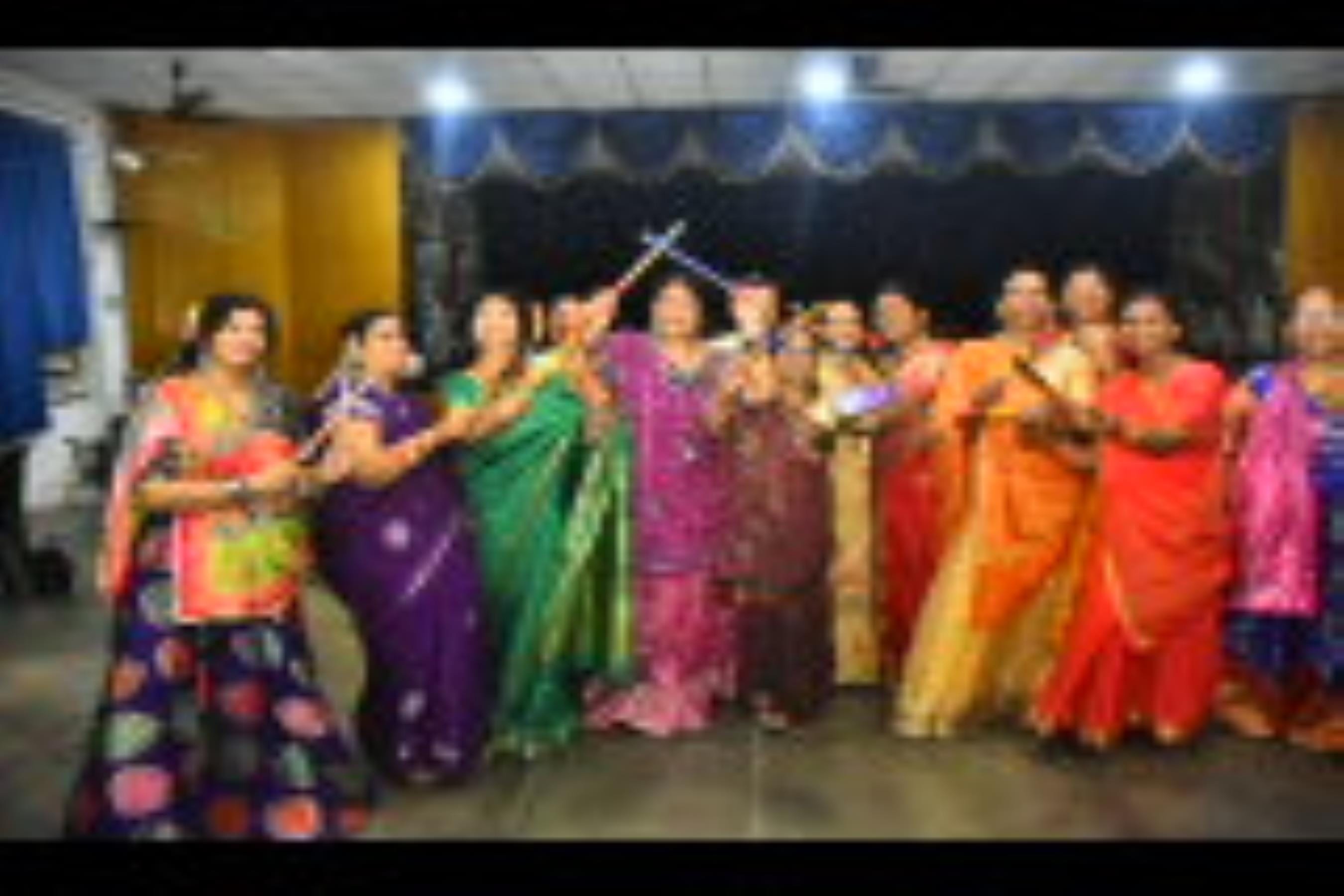शहर में आयोजित कार्यक्रम में महिलाओं ने डांडिया का आनंद लिया। शहर में आयोजित कार्यक्रम में महिलाओं ने डांडिया का आनंद लिया।