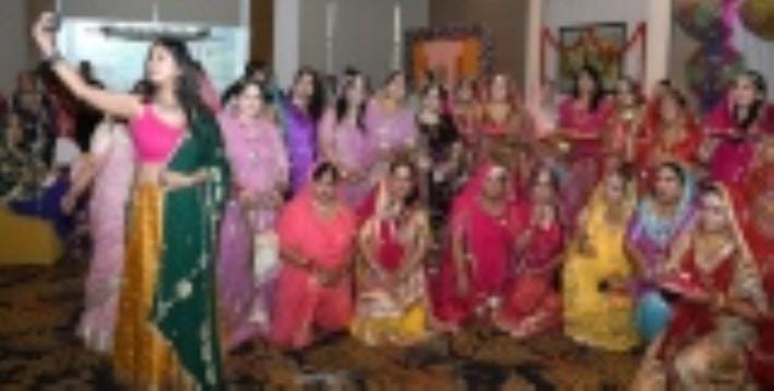 शहर में आयोजित कार्यक्रम में महिलाओं ने डांडिया का आनंद लिया। शहर में आयोजित कार्यक्रम में महिलाओं ने डांडिया का आनंद लिया।