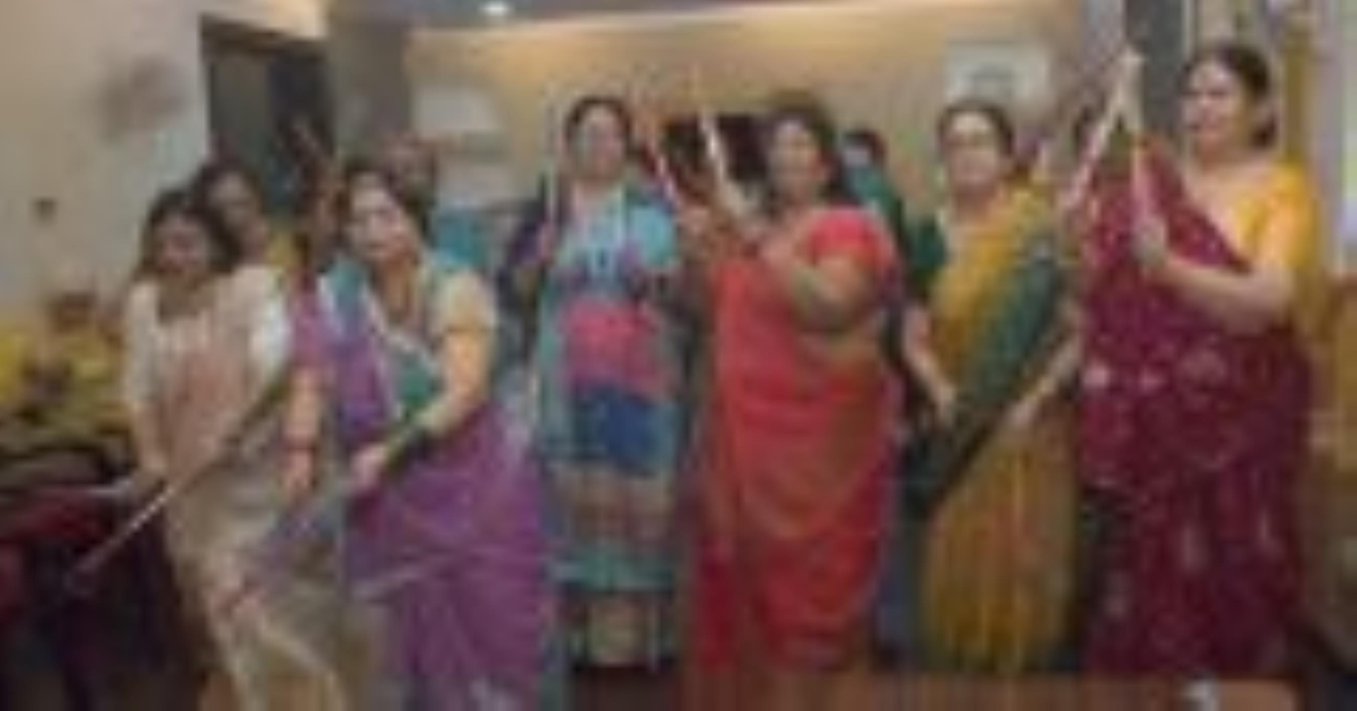 शहर में आयोजित कार्यक्रम में महिलाओं ने डांडिया का आनंद लिया। शहर में आयोजित कार्यक्रम में महिलाओं ने डांडिया का आनंद लिया।
