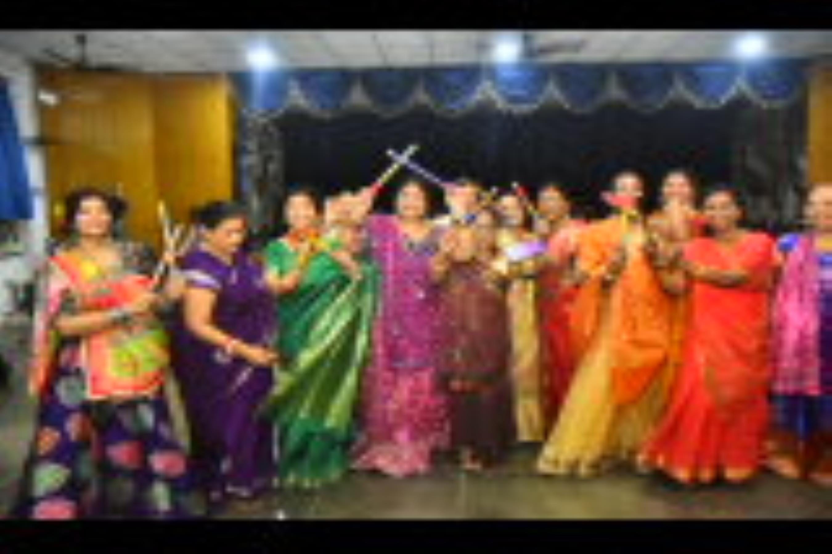 शहर में आयोजित कार्यक्रम में महिलाओं ने डांडिया का आनंद लिया। शहर में आयोजित कार्यक्रम में महिलाओं ने डांडिया का आनंद लिया।