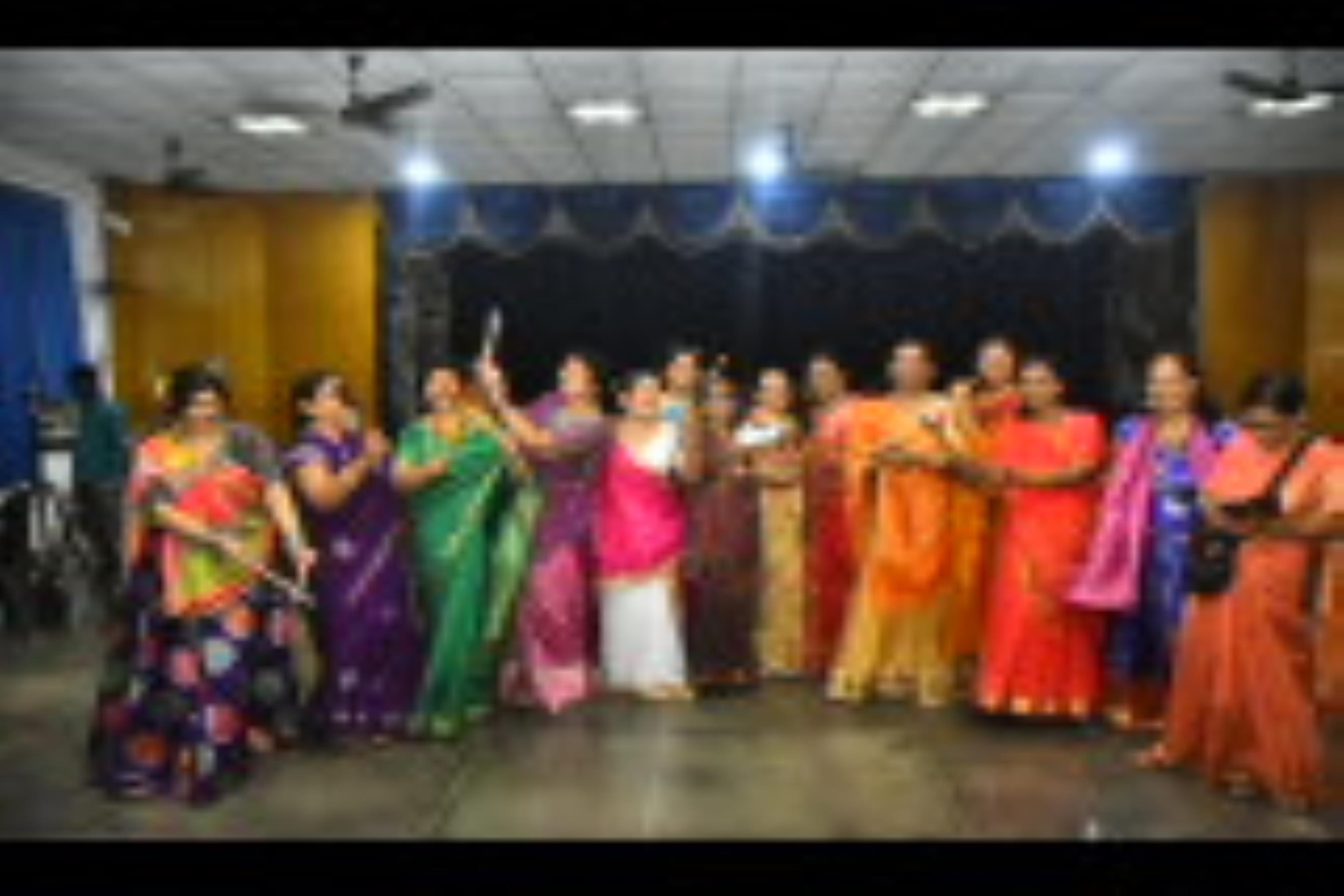 शहर में आयोजित कार्यक्रम में महिलाओं ने डांडिया का आनंद लिया। शहर में आयोजित कार्यक्रम में महिलाओं ने डांडिया का आनंद लिया।