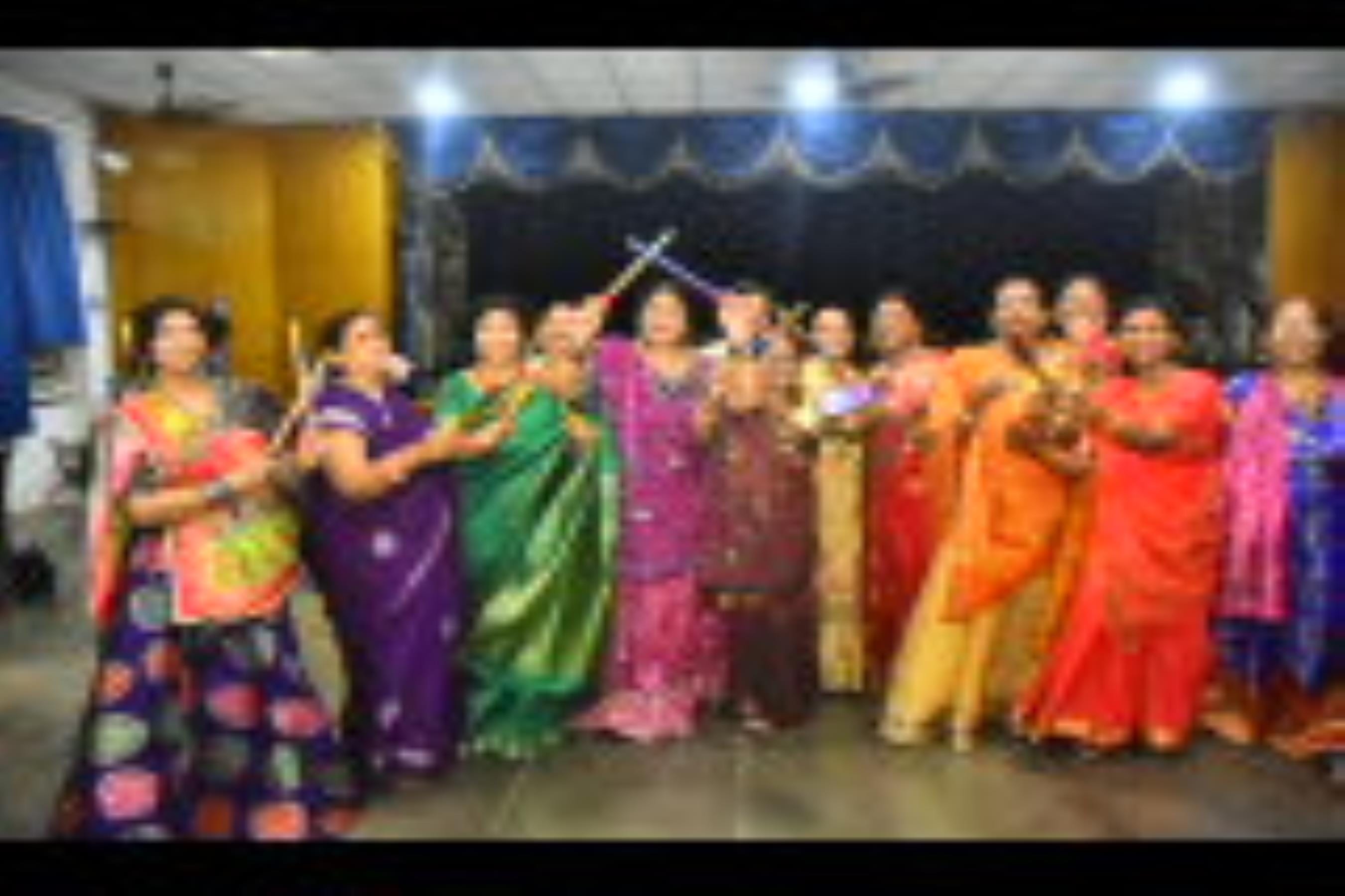 शहर में आयोजित कार्यक्रम में महिलाओं ने डांडिया का आनंद लिया। शहर में आयोजित कार्यक्रम में महिलाओं ने डांडिया का आनंद लिया।