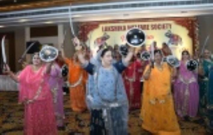 शहर में आयोजित कार्यक्रम में महिलाओं ने डांडिया का आनंद लिया। शहर में आयोजित कार्यक्रम में महिलाओं ने डांडिया का आनंद लिया।