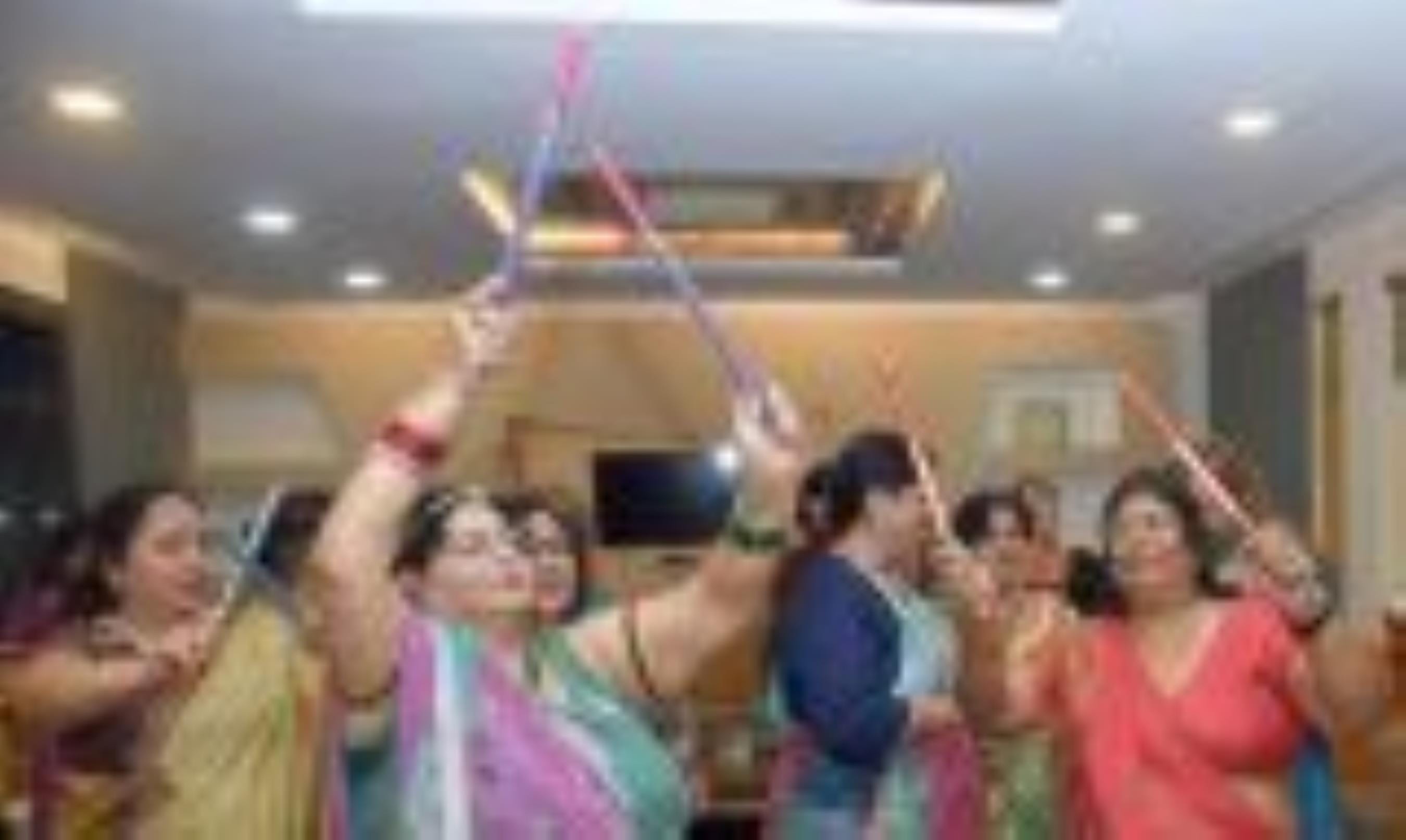 शहर में आयोजित कार्यक्रम में महिलाओं ने डांडिया का आनंद लिया। शहर में आयोजित कार्यक्रम में महिलाओं ने डांडिया का आनंद लिया।