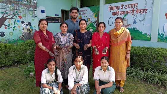 धुंदन स्कूल में करवाचौथ पर्व पर महेंदी प्रतियोगिता के दौरान। स्रोत: स्कूल प्रबंधन