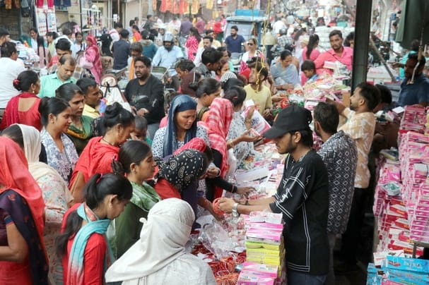 ये सुंदर है। बिजनौर में करवाचौथ पर चुडियां खरीदती महिला। संवाद ये सुंदर है। बिजनौर में करवाचौथ पर चुडियां खरीदती महिला। संवाद