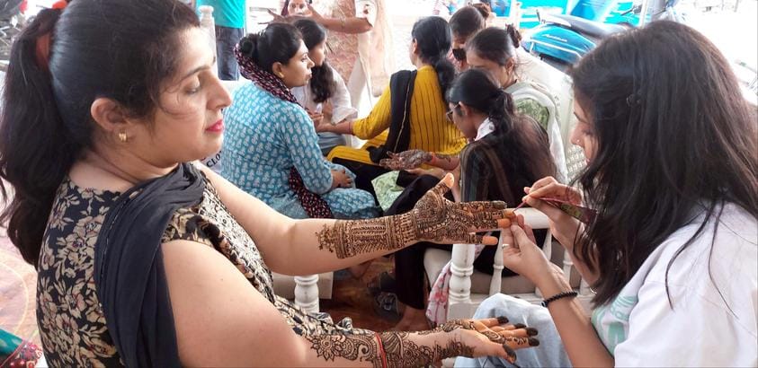 ये सुंदर है। बिजनौर में करवाचौथ पर चुडियां खरीदती महिला। संवाद ये सुंदर है। बिजनौर में करवाचौथ पर चुडियां खरीदती महिला। संवाद