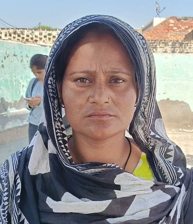 09जेएनडी13-अशरफगढ़ गांव में लाडो लक्ष्मी योजना के आवेदन करते युवक-युवती। संवाद