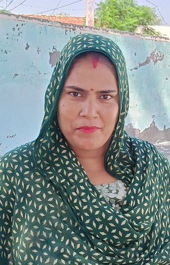 09जेएनडी13-अशरफगढ़ गांव में लाडो लक्ष्मी योजना के आवेदन करते युवक-युवती। संवाद