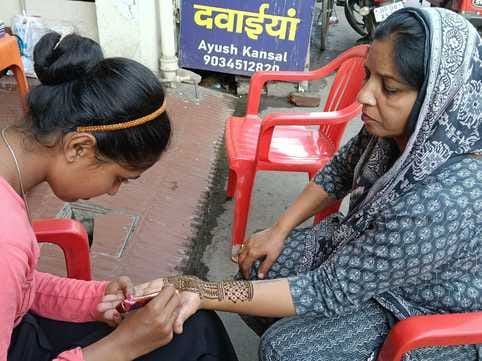 09kht_18_पहली करवाचौथ पर अपने हाथों में मेहंदी लगवाने आईं खरादिया मोहल्ला निवासी सोनालिका मेहंद 09kht_18_पहली करवाचौथ पर अपने हाथों में मेहंदी लगवाने आईं खरादिया मोहल्ला निवासी सोनालिका मेहंद