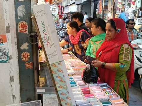 09kht_18_पहली करवाचौथ पर अपने हाथों में मेहंदी लगवाने आईं खरादिया मोहल्ला निवासी सोनालिका मेहंद 09kht_18_पहली करवाचौथ पर अपने हाथों में मेहंदी लगवाने आईं खरादिया मोहल्ला निवासी सोनालिका मेहंद
