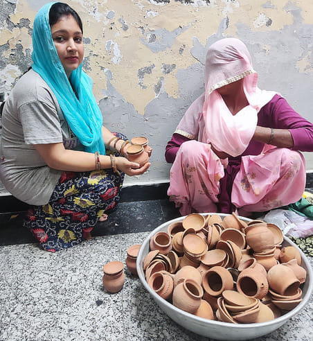 09kht_18_पहली करवाचौथ पर अपने हाथों में मेहंदी लगवाने आईं खरादिया मोहल्ला निवासी सोनालिका मेहंद 09kht_18_पहली करवाचौथ पर अपने हाथों में मेहंदी लगवाने आईं खरादिया मोहल्ला निवासी सोनालिका मेहंद