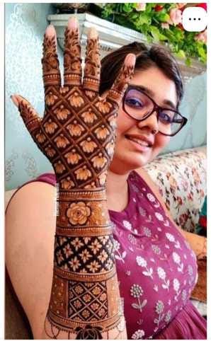 09kht_18_पहली करवाचौथ पर अपने हाथों में मेहंदी लगवाने आईं खरादिया मोहल्ला निवासी सोनालिका मेहंद 09kht_18_पहली करवाचौथ पर अपने हाथों में मेहंदी लगवाने आईं खरादिया मोहल्ला निवासी सोनालिका मेहंद