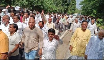10जेएनडी01-लघु सचिवालय के बाहर जातिवाद का पुतला फूंकते हुए सामाजिक संगठनों के लोग। संवाद
