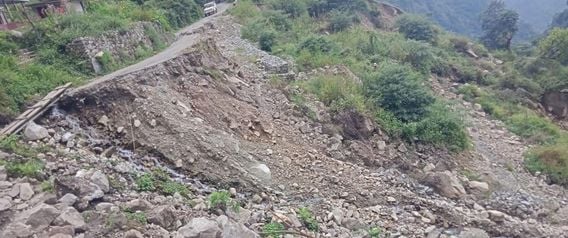 15/20 घाटी को जोडऩे वाली सरपारा सडक़ गांव पानी के पास अवरूद्ध। 15/20 घाटी को जोडऩे वाली सरपारा सडक़ गांव पानी के पास अवरूद्ध।