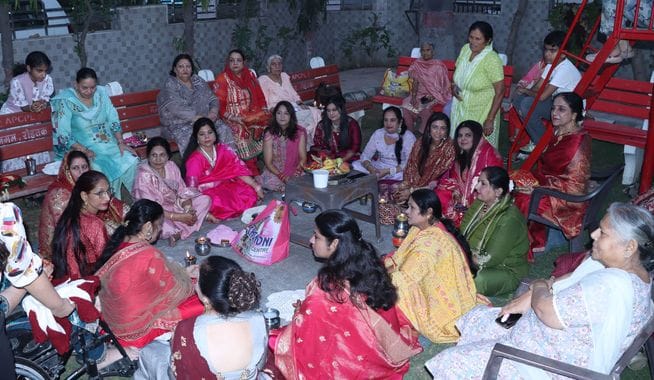 17 करवा चौथ पर्व के अवसर पर सेक्टर एक में कहानी सुनती महिलाएं। स्रोत : सेक्टरवासी 17 करवा चौथ पर्व के अवसर पर सेक्टर एक में कहानी सुनती महिलाएं। स्रोत : सेक्टरवासी