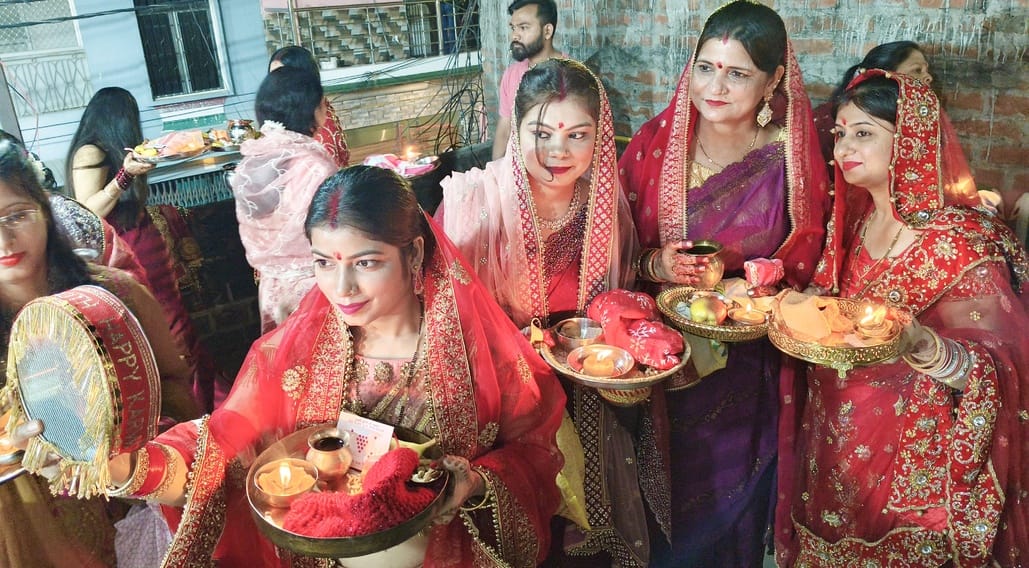 52-करवा चौथ के दौरान रामनगर में पूजन करतीं महिलाएं 52-करवा चौथ के दौरान रामनगर में पूजन करतीं महिलाएं
