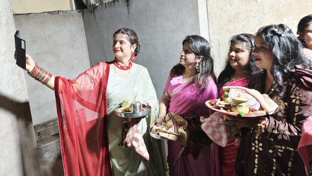 52-करवा चौथ के दौरान रामनगर में पूजन करतीं महिलाएं 52-करवा चौथ के दौरान रामनगर में पूजन करतीं महिलाएं