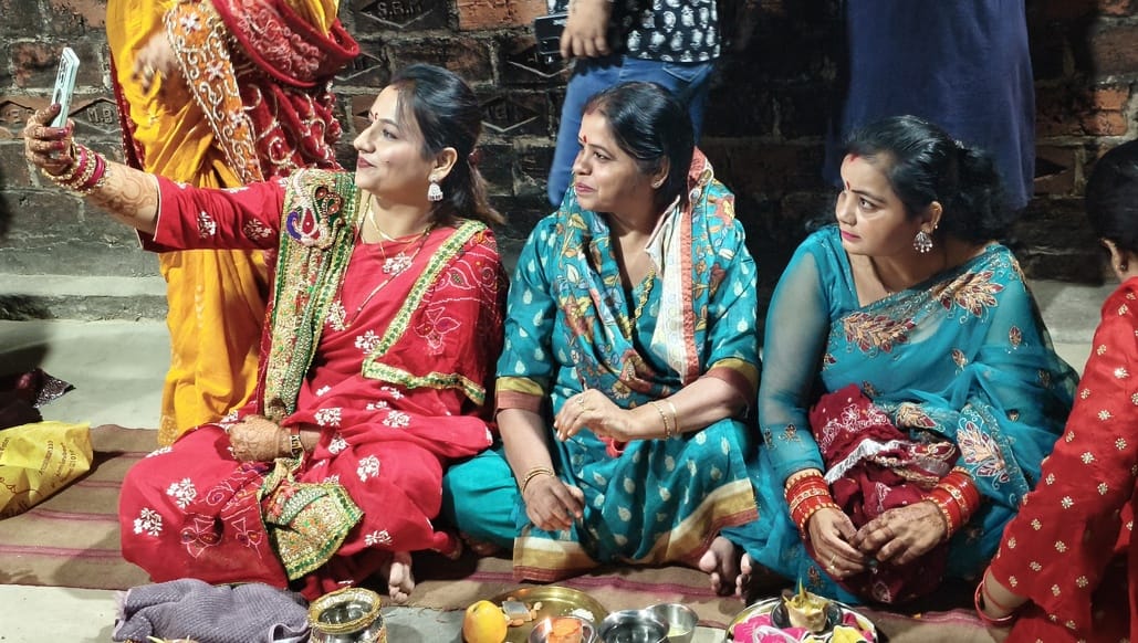 52-करवा चौथ के दौरान रामनगर में पूजन करतीं महिलाएं 52-करवा चौथ के दौरान रामनगर में पूजन करतीं महिलाएं