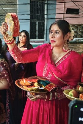 52-करवा चौथ के दौरान रामनगर में पूजन करतीं महिलाएं 52-करवा चौथ के दौरान रामनगर में पूजन करतीं महिलाएं