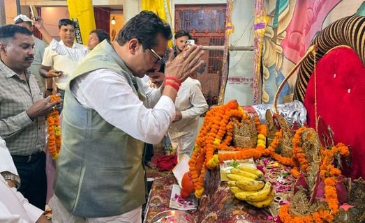 अजुहा कस्बे की रामलीला में मंचन करते कलाकार।   संवाद