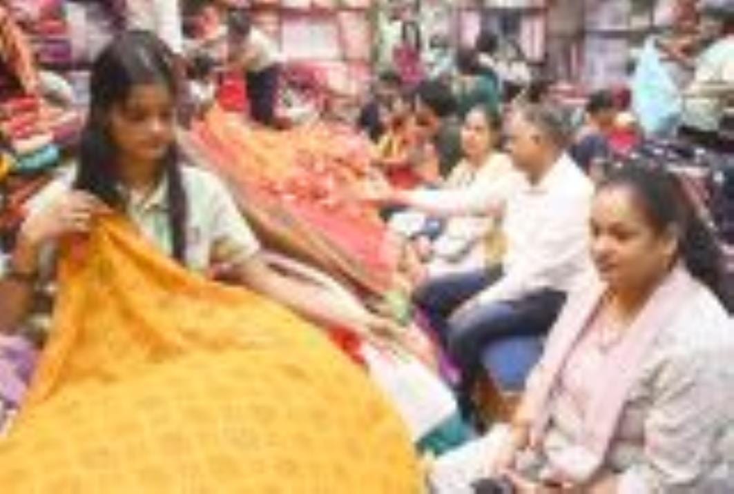 अमीनाबाद, चौक, भूतनाथ, आलमबाग, महानगर, इंदिरानगर, गोमतीनगर और आशियाना में गहनों, साड़ियों, घड़ि अमीनाबाद, चौक, भूतनाथ, आलमबाग, महानगर, इंदिरानगर, गोमतीनगर और आशियाना में गहनों, साड़ियों, घड़ि