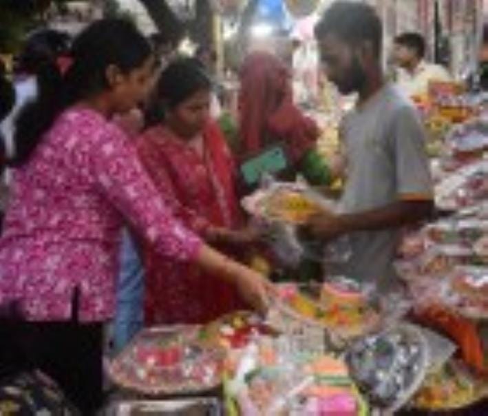अमीनाबाद, चौक, भूतनाथ, आलमबाग, महानगर, इंदिरानगर, गोमतीनगर और आशियाना में गहनों, साड़ियों, घड़ि अमीनाबाद, चौक, भूतनाथ, आलमबाग, महानगर, इंदिरानगर, गोमतीनगर और आशियाना में गहनों, साड़ियों, घड़ि