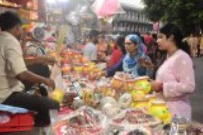 अमीनाबाद, चौक, भूतनाथ, आलमबाग, महानगर, इंदिरानगर, गोमतीनगर और आशियाना में गहनों, साड़ियों, घड़ि अमीनाबाद, चौक, भूतनाथ, आलमबाग, महानगर, इंदिरानगर, गोमतीनगर और आशियाना में गहनों, साड़ियों, घड़ि