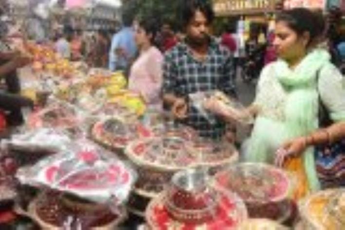 अमीनाबाद, चौक, भूतनाथ, आलमबाग, महानगर, इंदिरानगर, गोमतीनगर और आशियाना में गहनों, साड़ियों, घड़ि अमीनाबाद, चौक, भूतनाथ, आलमबाग, महानगर, इंदिरानगर, गोमतीनगर और आशियाना में गहनों, साड़ियों, घड़ि