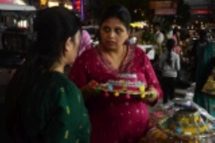 अमीनाबाद, चौक, भूतनाथ, आलमबाग, महानगर, इंदिरानगर, गोमतीनगर और आशियाना में गहनों, साड़ियों, घड़ि अमीनाबाद, चौक, भूतनाथ, आलमबाग, महानगर, इंदिरानगर, गोमतीनगर और आशियाना में गहनों, साड़ियों, घड़ि