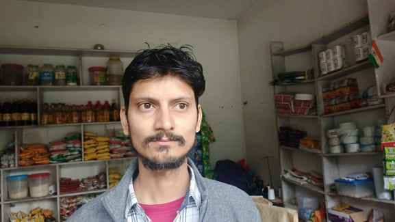 भोटा में करवा चौथ व्रत पर खरीदारी करते हुए महिलाएं। संवाद
