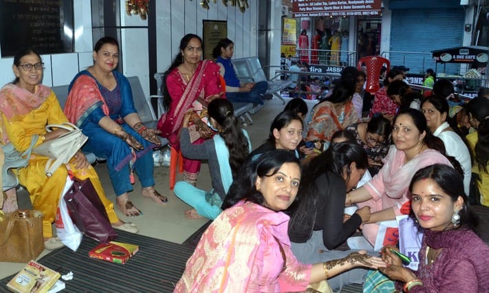 भोटा में करवा चौथ व्रत पर खरीदारी करते हुए महिलाएं। संवाद