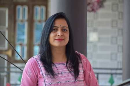 भोटा में करवा चौथ व्रत पर खरीदारी करते हुए महिलाएं। संवाद