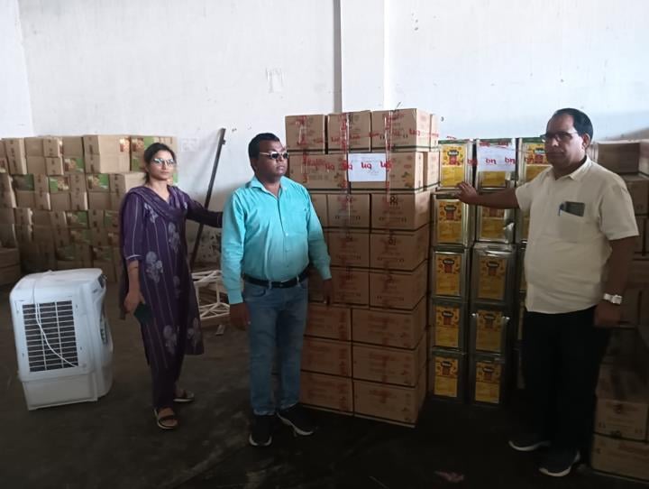बाजार में खान-पान की चीजों की जांच करती खाद्य औषधि एवं प्रशासन की टीम। बाजार में खान-पान की चीजों की जांच करती खाद्य औषधि एवं प्रशासन की टीम।
