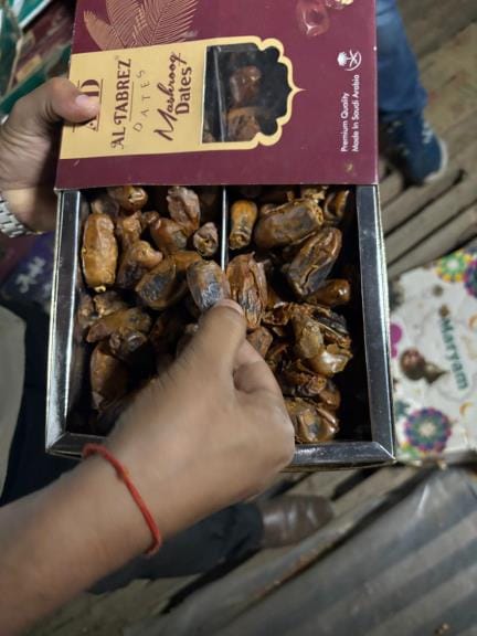 बाजार में खान-पान की चीजों की जांच करती खाद्य औषधि एवं प्रशासन की टीम। बाजार में खान-पान की चीजों की जांच करती खाद्य औषधि एवं प्रशासन की टीम।