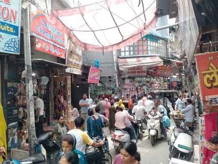 बेरिकेट्स लगाने के बाद भी बाजारों में घूमती नजर आई ई-रिक्शा। संवाद बेरिकेट्स लगाने के बाद भी बाजारों में घूमती नजर आई ई-रिक्शा। संवाद
